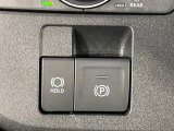【オートブレーキホールド】信号待ちや渋滞で停車時にブレーキから足を離しても、停止状態を保持してくれます。前進するときはアクセルを踏めば自動で解除されるので安心♪街乗り運転が楽になります♪