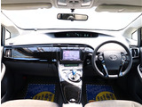 お車選びをお楽しみ頂けるよう、在庫車の展示スペースを十分に確保しております。