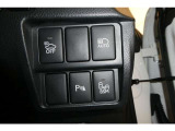 【ブラインドスポットモニター】後側方から接近する車両を検知。 衝突の危険があると判断した場合、ドアミラー表示や警報音でドライバーに注意を促します。