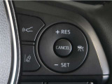 レーダークルーズコントロール(全車速追従機能付)付きです。車速に応じて追従支援してくれるので、ロングドライブも快適です。詳細は販売店スタッフまでおたずねください。
