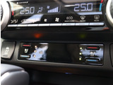 『1台』のお車に対して、3名体制で日々議論を重ね仕入れを行っております。