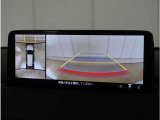【360°ビュー・モニター】クルマを真上から見たような俯瞰(ふかん)映像や助手席側のサイド映像など、視点を切り替えて表示。さまざまなアングルで視界をサポートします。