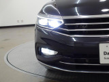 フロントカメラで対向車や先行車を検知し、マトリックスモジュールに搭載された32個のLEDを個別にオン/オフの制御をすることで、ぴったりな配光を行います。