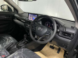 先進デザインと高級感のある運転席周りとなっております♪