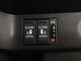【両側パワースライドドア】両側がパワースライドドアになっており、運転席のスイッチやスマートキーでも開閉が可能です!開口部も広いので乗り降りも楽々♪