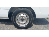タイヤ残り溝が1.6mmになる目安として「スリップサイン」が設けられています。この車はまだまだ残っておりますので、安心してお乗り頂けます!