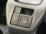 【電動パーキングブレーキ】パーキングブレーキは便利な電動式!ボタン一つで操作でき、アクセルを踏めば自動で解除されます♪レバーやペダルが無いので運転席廻りもすっきりしますね♪
