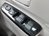 パワーウィンドウは運転席のスイッチのみオート機能も装備されております。ウィンドウロックも装備されているので、お子様と一緒の時も安心ですね。