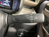 【オートライト】周りの明るさに応じて自動でヘッドライトの点灯・消灯ができる機能です!ライトの付け忘れ・消し忘れなどが無くなり、雨の日や夕方の走行も安心!トンネル通過時も便利ですね