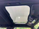 【ガラスルーフ】ガラスルーフ搭載で車内の解放感が一気にアップ!開放的なドライブをお楽しみいただけます。