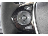 ハンドル左部分でオーディオ操作が可能。そのため、運転中でも目線をずらさずに安全運転♪スマートフォンを接続してハンズフリー通話も可能です。