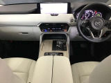 ドライバーが心に余裕をもって運転に集中できること、助手席や後席からもすっきりと前を見通せる空間の起点となり、全員が安心してドライブを楽しめることをモットーにシンプルなレイアウトとなっています。