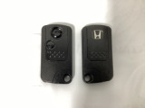 スマートキーを装備しています。鍵を差し込むことなくドアロックの開け閉めと、スタートボタン操作でのエンジンスタートができます。スペアキーも同じものを用意しております。