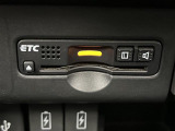【ETC】有料道路を利用する際に料金所で停止することなく通過できる、ETC車載器(ノンストップ自動料金収受システム機器)が装備されています。セットアップを行うことで利用可能になります。