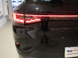 車の後ろ姿は、後方車から長い時間見られる為、とても重要な部分です。テールランプは、視認性に優れるLEDを使用し、減速や停止を後続のドライバーに知らせます。