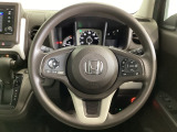 ハンドルにHondaセンシング系のクルーズコントロールやレーンキープアシストなどのスイッチと、オーディオの操作スイッチが装備されています。ハンドルから手を離さず安全に操作できます。