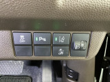 ハンドルの右側にはヘットライトリベライザーとHondaセンシング用のメインスイッチがついています。ヘッドライトレベライザーは道路状況や積荷の加重に応じてライトの高さを調節できます。