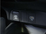 スマートフォンの充電等にも便利な電源ソケットも使いやすい場所に装備されています。