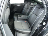 家族やご友人とBBQに行くとき、楽しさは道中の車内から始まっています!このベンチシートに座って、みんなで和気あいあい盛り上がりましょう!
