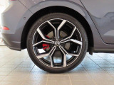 18インチアルミホイール。215/40R18タイヤサイズ。また赤いブレーキキャリパーが足元をレーシーに演出します。