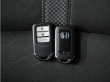 ◆スマートキー◆カギをバッグやポケットに入れたままでもドアロックの開閉ができる『スマートキー』付き!雨天や暗くなってもカギを取り出す必要がなくドアの開錠&エンジンも始動できます