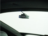 この車にはリアにもドライブレコーダーを装備しております◆映像・音声などを記録する自動車用の装置です。 もしもの事故の際の記録はもちろん、旅行の際の思い出としてドライブの映像を楽しむことができます。