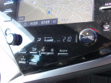 オートエアコンで車内快適♪ご希望の温度に設定すれば風向きや風量を自動で調整してくれますよ!