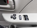 ドアミラーの調整・パワーウィンドの開閉は運転席側ドアのスイッチで行えます