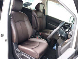 お車選びをお楽しみ頂けるよう、在庫車の展示スペースを十分に確保しております。