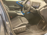【コックピットシート】BMW車の主役席。車体中央にくる様に配置し車両重心とが一致する事でドライバーと車との一体感あるドライビングを実現。人間工学に基づき形成した形状が長時間のドライブ疲労も軽減します!