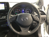 運転にかかわる様々な操作を安全に行えるように視点移動が少なく操作性に配慮されたスイッチ類が凝縮されたコクピットです。