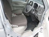 運転席まわりです。運転席からの視界が左右に広く隅々まではっきりと見渡せます!クルマの前端も把握しやすく安心して運転できます!
