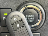 【キーフリーシステム】カバンやポケットに入れたままでもドアの施錠・解錠が可能なスマートキーを装備。エンジンのオン・オフ時もカギを取り出す必要が無いからとっても便利です♪