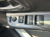 運転席ドアには、ウインドー開閉スイッチ、ウインドー開閉ロックスイッチ、電動格納ミラースイッチ、電動ミラー調整スイッチがついてますので大変便利です。