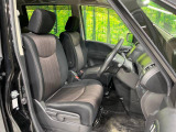 運転席まわりには十分なスペースがあり、大柄な方でもゆったり運転していただける環境です。