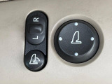 【電動格納ミラー】サイドミラーは電動格納式となっており、狭い駐車場でもキズがつくリスクを抑えられます。