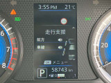 スピードメーター上に運転をサポートする様々な情報を表示してくれます。