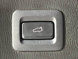 【パワーバックドア】スマートキーや運転席のボタンを押すだけでリアゲートが自動で開閉します!荷物を持っている時や、高い位置にあるバックドアを閉める際に便利な機能です♪