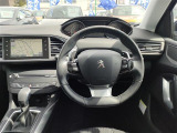 快適なショールームにて、お車選びのお手伝いから、ご購入後の整備待ちまで、ご対応致します。