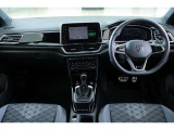 ナビ画面を運転席側に傾斜をつけることで、少ない視線移動で情報確認が可能。ドライブを快適にする計算しつくされたコックピットです。