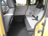 ゆとりのある広々リアシートです。アームレスト付きです。