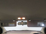 サンバイザー付きです。バニティミラーが運転席側と助手席側に付いておりお化粧直しにお使い頂けます。