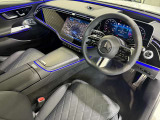 メルセデスのシートは、少し硬めに出来ておりますので、長時間の運転でも疲れにくく、安全にドライビングをお楽しみ頂けます