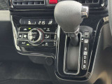 エアコンはオートエアコンです(^-^)温度調節も細かくできるので車内を快適な温度にできますよ(*^^*)人気の装備です☆