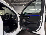 メルセデスのシートは、少し硬めに出来ておりますので、長時間の運転でも疲れにくく、安全にドライビングをお楽しみ頂けます
