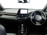 操作性とデザイン性を重視した運転席廻りと各種スイッチやメーター類です!