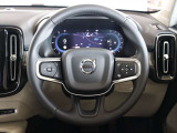 ステアリングはXC60などと同様の3本スポークですが、よりスポーティーなデザインとなっています ステアリングスイッチも充実しており、手を離すことなく機能を操作できます