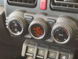 【オートエアコン】一度お好みの温度に設定すれば、車内の温度を検知し風量や温度を自動で調整。暑い…寒い…と何度もスイッチ操作をする必要はありません。快適な車内空間には必須の機能ですね♪