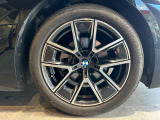 また、BMW正規認定中古車は、エマージェンシーサービスが自動付帯。24時間365日、皆様のカーライフをサポート致します。確かな安心のうえで、「駆けぬける歓び」をご堪能ください。
