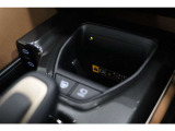 【おくだけ充電】ワイヤレス充電規格Qi(チー)に対応しているスマートフォンなどの対応機器を枠内に置けば、ワイヤレスで充電が可能です。